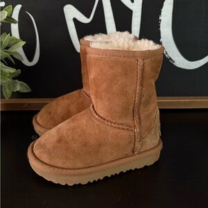 Classic Short Chestnut UGG Boots 7c